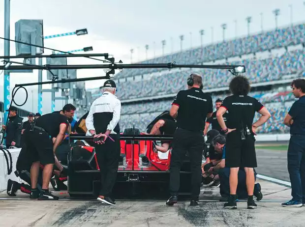 LMDh: Porsche 963 für die GTP-Klasse der IMSA 2023 Titel-Bild zur News: LMDh: Porsche 963 für die GTP-Klasse der IMSA 2023