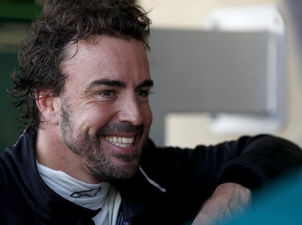 Titel-Bild zur News: Fernando Alonso (Aston Martin) bei den Testfahrten in Abu Dhabi 2022