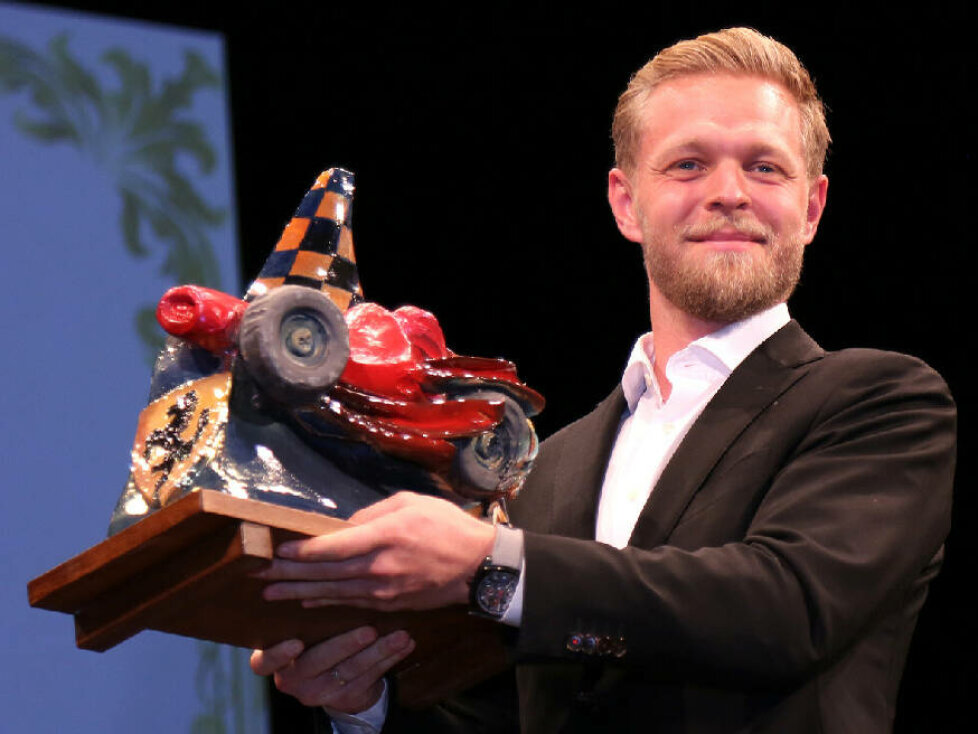 Kevin Magnussen mit der Lorenzo-Bandini-Trophäe