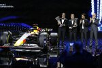 Max Verstappen, Christian Horner (Red Bull), Mohammed bin Sulayem (FIA) und Stefano Domenicali (Formel 1)