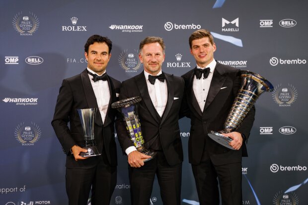     ~ Sergio Pérez, Christian Horner y Max Verstappen (Red Bull) ~             