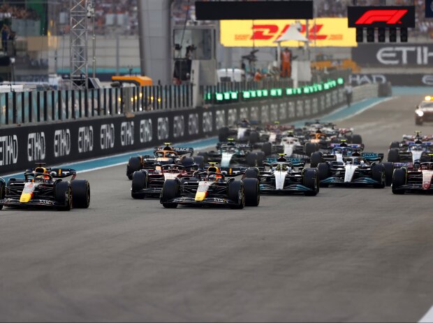Start zum GP Abu Dhabi 2022: Max Verstappen, Red Bull RB18, führt Start zum GP Abu Dhabi 2022: Max Verstappen, Red Bull RB18, führt