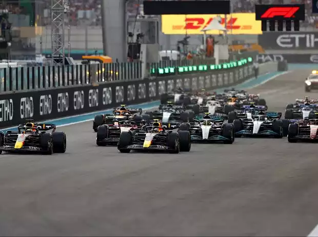 Start zum GP Abu Dhabi 2022: Max Verstappen, Red Bull RB18, führt Titel-Bild zur News: Start zum GP Abu Dhabi 2022: Max Verstappen, Red Bull RB18, führt