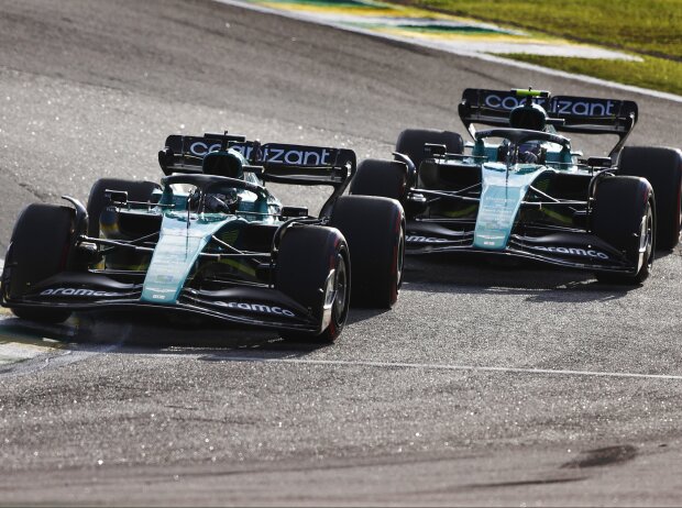 Lance Stroll und Sebastian Vettel (Aston MArtin AMR22) beim Formel-1-Rennen in Brasilien 2022 Lance Stroll und Sebastian Vettel (Aston MArtin AMR22) beim Formel-1-Rennen in Brasilien 2022