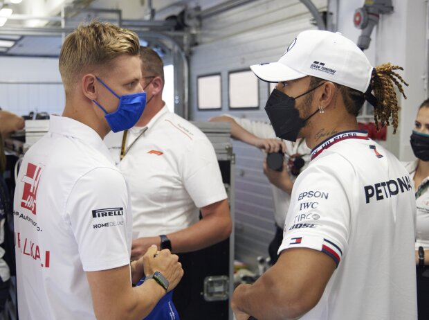Titel-Bild zur News: Mick Schumacher (Haas) und Lewis Hamilton (Mercedes) beim Formel-1-Rennen in Ungarn 2021