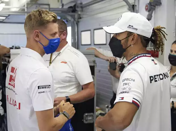 Mick Schumacher (Haas) und Lewis Hamilton (Mercedes) beim Formel-1-Rennen in Ungarn 2021 Titel-Bild zur News: Mick Schumacher (Haas) und Lewis Hamilton (Mercedes) beim Formel-1-Rennen in Ungarn 2021