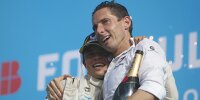 Nyck de Vries und Mercedes-Teamchef Ian James feiern beim Formel-E-Rennen in Berlin