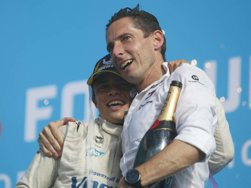 Nyck de Vries und Mercedes-Teamchef Ian James feiern beim Formel-E-Rennen in Berlin