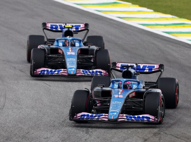 Titel-Bild zur News: Fernando Alonso und Esteban Ocon (Alpine A522) beim Formel-1-Rennen in Brasilien 2022
