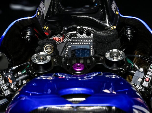 Lenker mit Dashboard der Yamaha YZR-M1 Lenker mit Dashboard der Yamaha YZR-M1