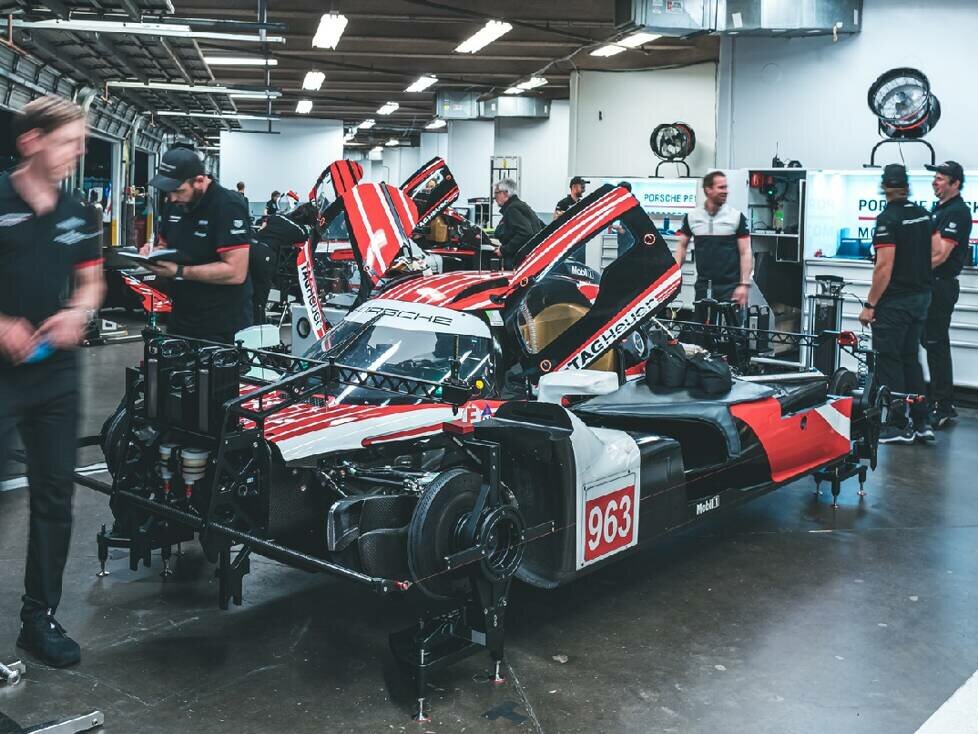 Porsche 963 zerlegt in der Box