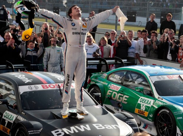 Am Ziel aller Träume: Bruno Spengler feiert den DTM-Titel 2012 im Parc Ferme Am Ziel aller Träume: Bruno Spengler feiert den DTM-Titel 2012 im Parc Ferme