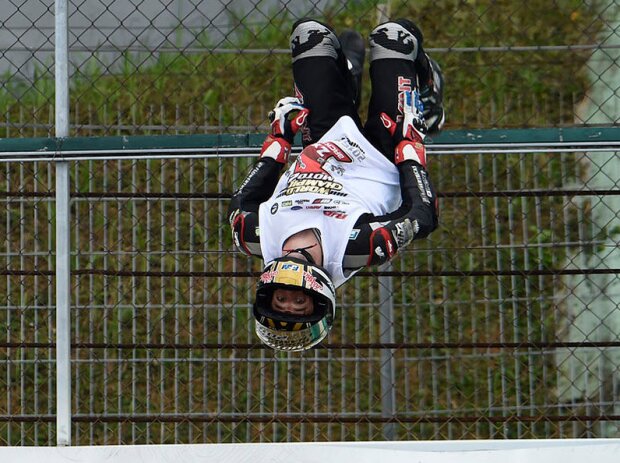 Titel-Bild zur News: Backflip von Johann Zarco als Moto2-Weltmeister 2016 in Sepang