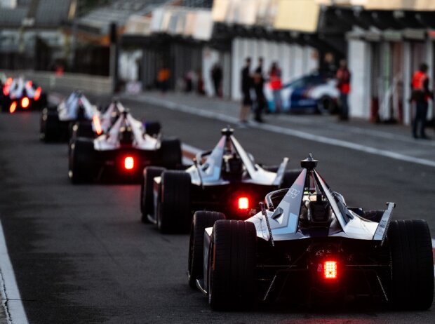 Titel-Bild zur News: Gen3-Autos für die Formel E 2023 in der Boxengasse