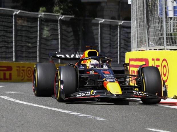 Max Verstappen (Red Bull RB18) im Formel-1-Rennen in Aserbaidschan 2022 Max Verstappen (Red Bull RB18) im Formel-1-Rennen in Aserbaidschan 2022