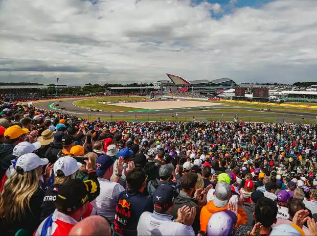 Fans in Silverstone Titel-Bild zur News: Fans in Silverstone