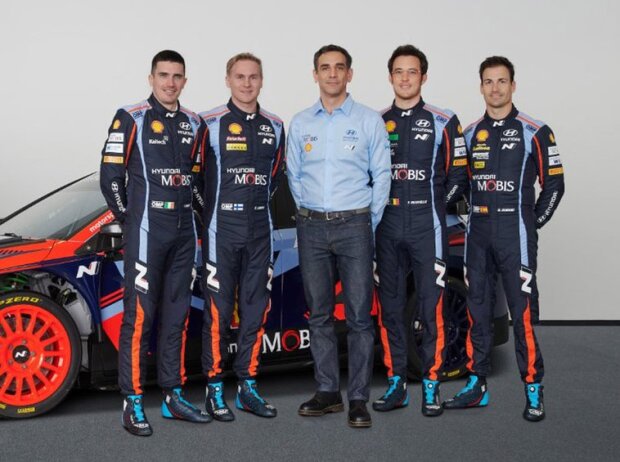 Cyril Abiteboul und die WRC-Werksfahrer von Hyundai Cyril Abiteboul und die WRC-Werksfahrer von Hyundai