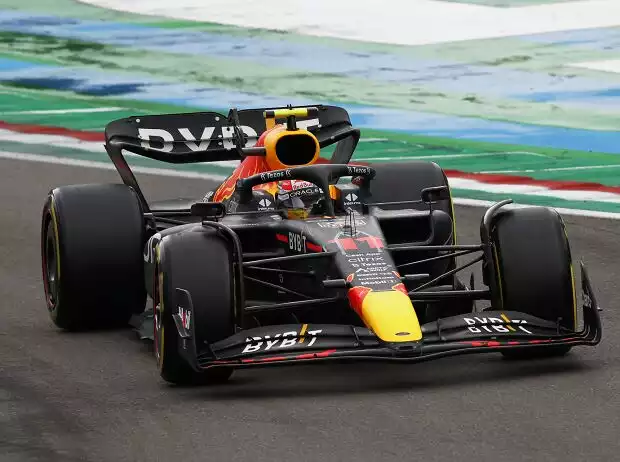 Sergio Perez (Red Bull RB18) beim Formel-1-Rennen von Imola 2022 Titel-Bild zur News: Sergio Perez (Red Bull RB18) beim Formel-1-Rennen von Imola 2022