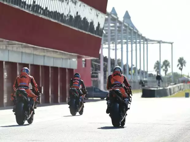 MotoGP-Bikes von KTM und Tech-3-KTM in der Boxengasse Titel-Bild zur News: MotoGP-Bikes von KTM und Tech-3-KTM in der Boxengasse
