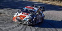 Kalle Rovanperäs Rallye-Toyota driftet über den Asphalt