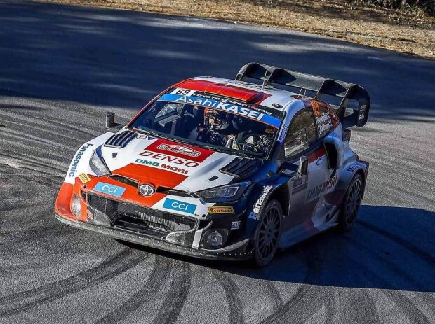 Titel-Bild zur News: Kalle Rovanperäs Rallye-Toyota driftet über den Asphalt