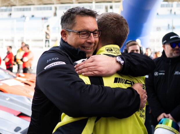 Das Team Schnitzelalm Racing freut sich über den Sieg Das Team Schnitzelalm Racing freut sich über den Sieg