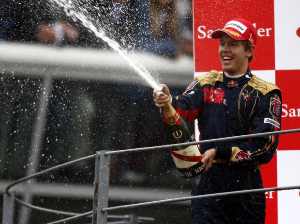 Titel-Bild zur News: Sebastian Vettel feiert seinen Sieg beim Formel-1-Rennen in Monza 2008