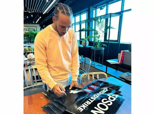 Lewis Hamilton signiert die Seitenplatte des Mercedes-AMG PETRONAS F1 W11-Heckflügels aus dem Weltmeisterjahr 2020, die für einen guten Zweck versteigert wird Titel-Bild zur News: Lewis Hamilton signiert die Seitenplatte des Mercedes-AMG PETRONAS F1 W11-Heckflügels aus dem Weltmeisterjahr 2020, die für einen guten Zweck versteigert wird