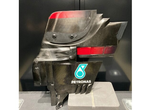 Die Innenseite der Seitenplatte des Mercedes-AMG PETRONAS F1 W11-Heckflügels mit den Sponsorenlogo von Petronas aus dem Weltmeisterjahr 2020, die für einen guten Zweck versteigert wird
