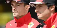 Charles Leclerc mit seinem Ferrari-Teamkollegen 2022 Carlos Sainz bei einem TV-Interview in Bahrain