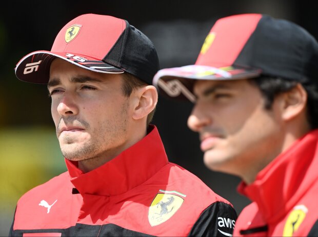 Charles Leclerc mit seinem Ferrari-Teamkollegen 2022 Carlos Sainz bei einem TV-Interview in Bahrain