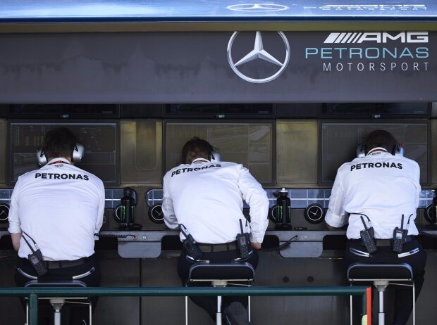 Titel-Bild zur News: Mercedes-Kommandostand
