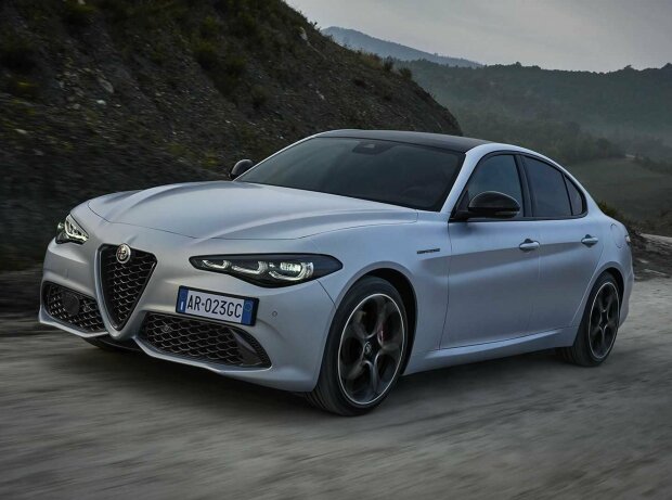Alfa Romeo Giulia (2023) Alfa Romeo Giulia (2023)