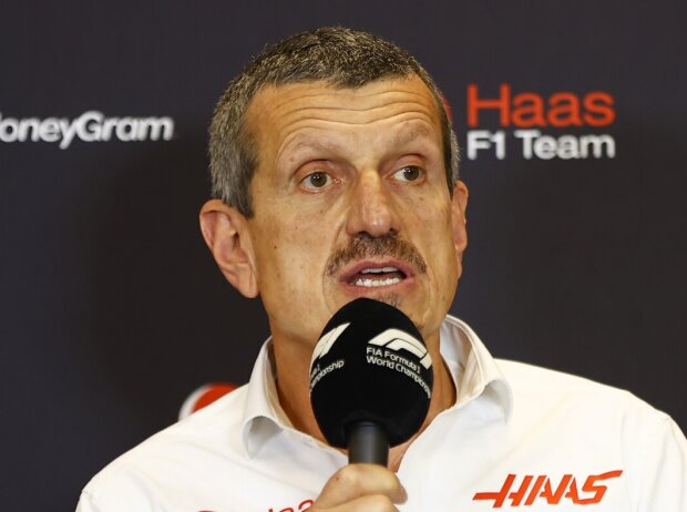 Titel-Bild zur News: Haas-Teamchef Günther Steiner bei einer Pressekonferenz