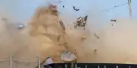 Schwerer Unfall von Keith Kassulke bei den 12h Bathurst 2023: Das Auto befindet sich links im Bild