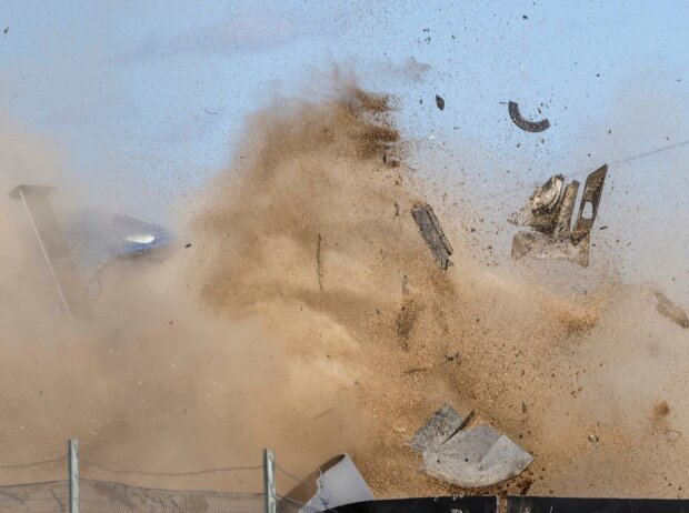 Schwerer Unfall von Keith Kassulke bei den 12h Bathurst 2023: Das Auto befindet sich links im Bild Schwerer Unfall von Keith Kassulke bei den 12h Bathurst 2023: Das Auto befindet sich links im Bild