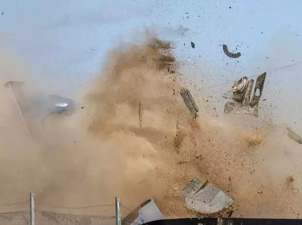 Titel-Bild zur News: Schwerer Unfall von Keith Kassulke bei den 12h Bathurst 2023: Das Auto befindet sich links im Bild