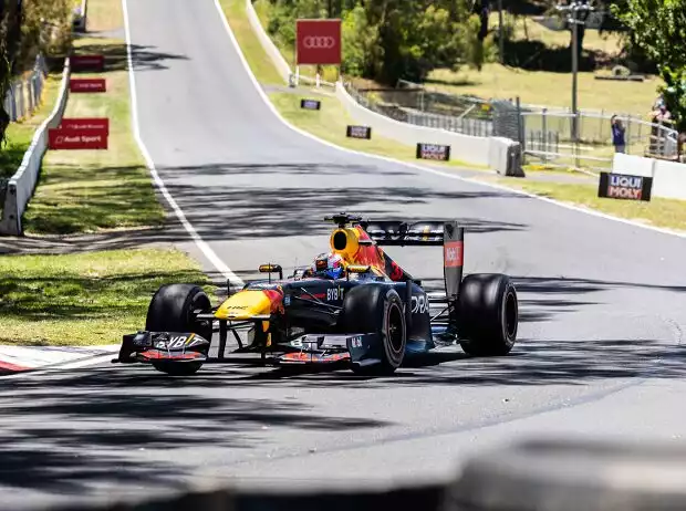 Titel-Bild zur News: Liam Lawson im Red Bull RB7 von 2011 in Bathurst