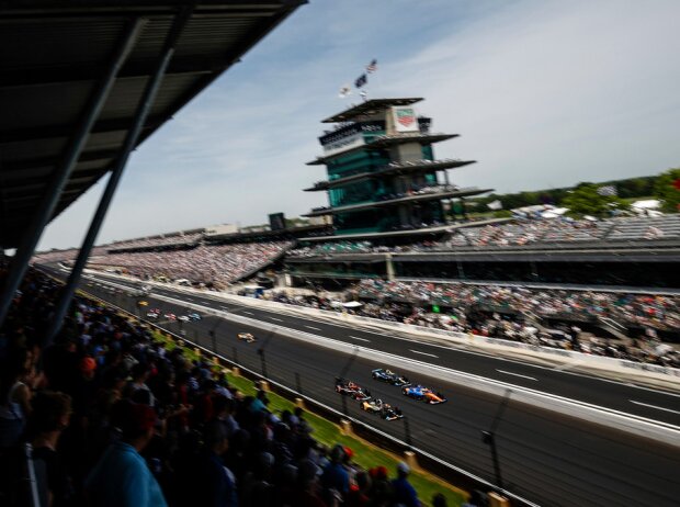 Titel-Bild zur News: Renn-Action beim Indy 500 des Jahres 2022 auf dem Indianapolis Motor Speedway