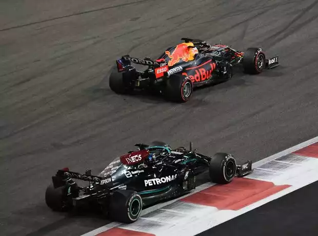 Titel-Bild zur News: Max Verstappen und Lewis Hamilton im Zweikampf beim Formel-1-Finale 2021 in Abu Dhabi