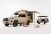 Toyota Hilux Camper hat Pop-Up-Dach, Dusche und passenden Hänger