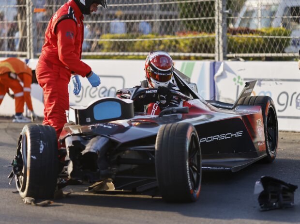 Titel-Bild zur News: Unfall von Pascal Wehrlein im freien Training der Formel E in Hyderabad