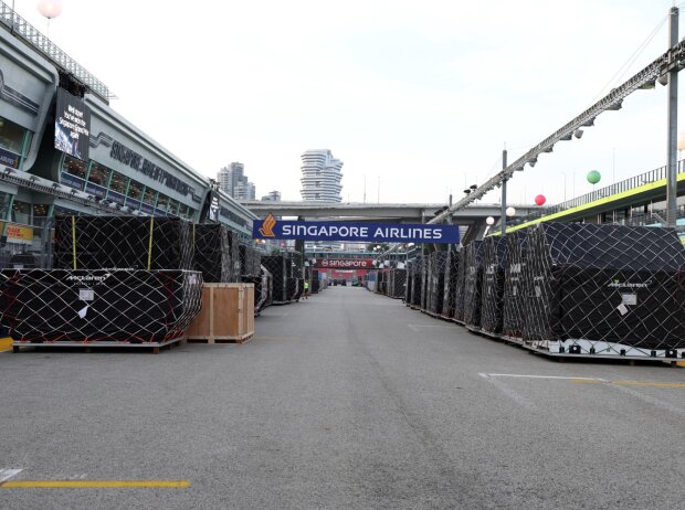 Formel-1-Fracht im Paddock Formel-1-Fracht im Paddock