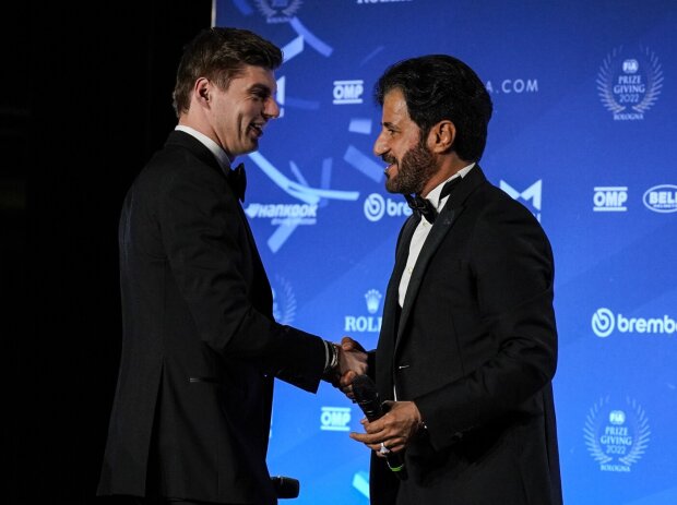 Max Verstappen und FIA-Präsident Mohammed bin Sulayem bei der FIA-Gala 2022 Max Verstappen und FIA-Präsident Mohammed bin Sulayem bei der FIA-Gala 2022