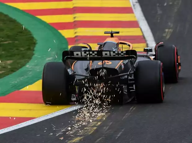 McLaren MCL36 in der Eau Rouge Titel-Bild zur News: McLaren MCL36 in der Eau Rouge