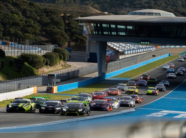 Titel-Bild zur News: Start des Rennens der GT Winter Series in Jerez