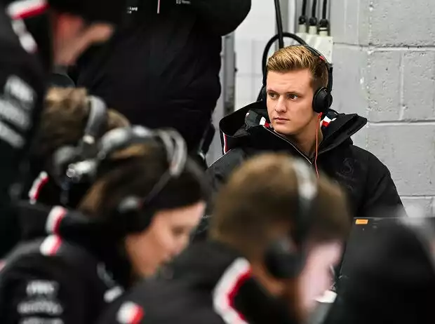 Titel-Bild zur News: Mick Schumacher beobachtet den Shakedown des F1 W14 in der Mercedes-Box