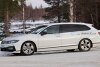 Bild zum Inhalt: VW Passat Variant (2024) als winterlicher Erlkönig erwischt