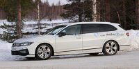 Bild zum Inhalt: VW Passat Variant (2024) als winterlicher Erlkönig erwischt