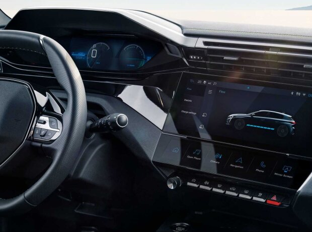 Cockpit des e-308 mit weit oben liegendem Instrumentendisplay und viel Schwarz Cockpit des e-308 mit weit oben liegendem Instrumentendisplay und viel Schwarz